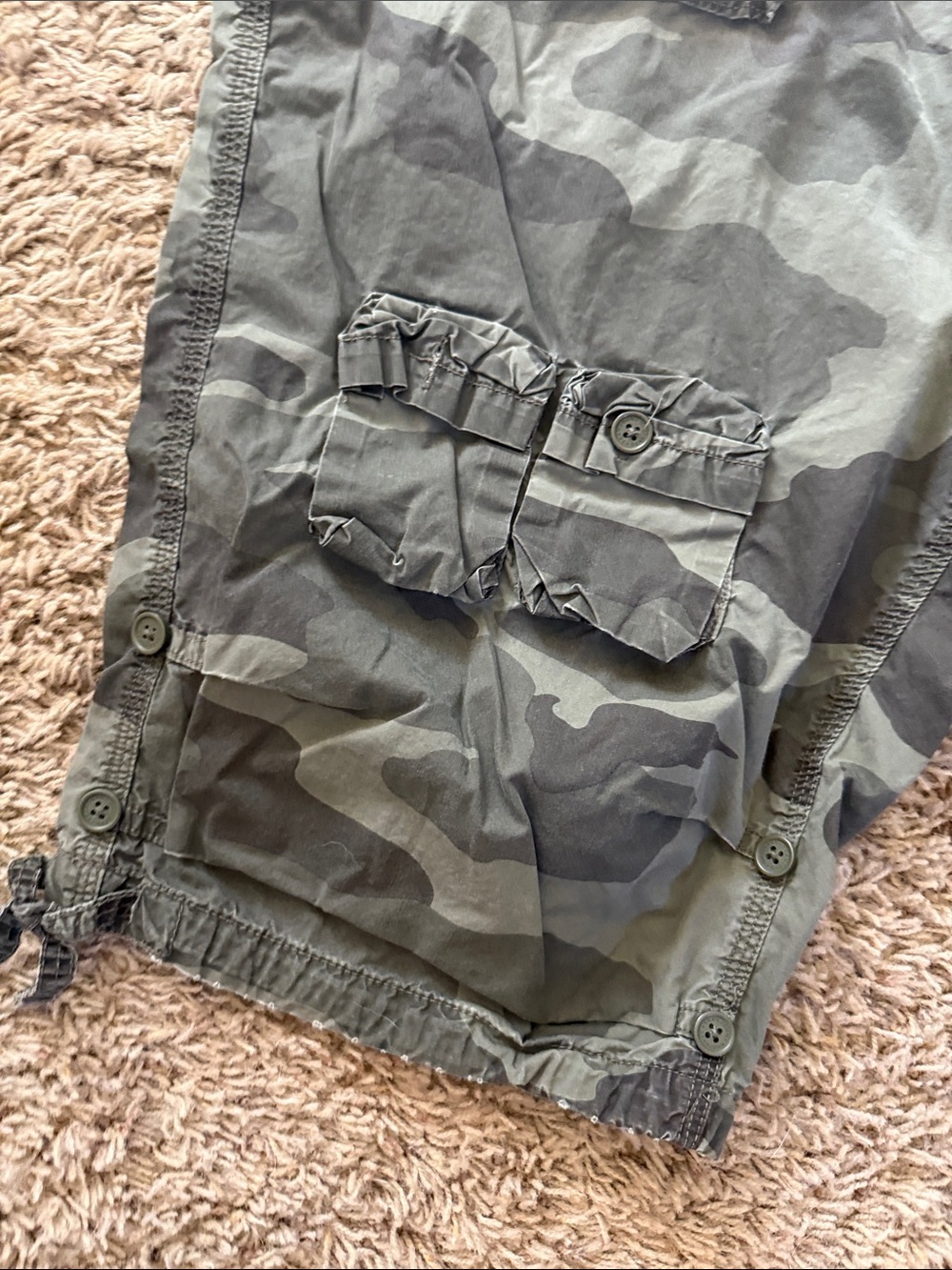 Sean John Men's Camo Cargo Shorts in Olive Green - Picture 4 of 5